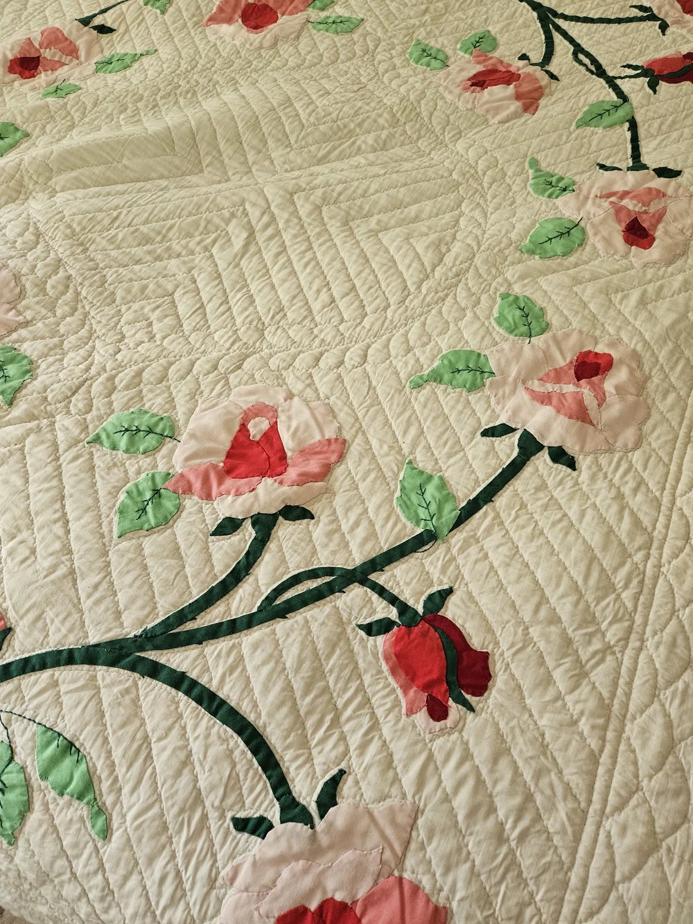 White Floral Appliqué Quilt Bedspread - Pink & Green